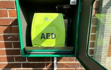 Zdjęcie przedstawia AED.