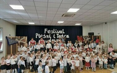Zdjęcie przedstawia wszystkie dzieci biorące udział w &bdquo;Festiwalu Pieśni i Tańca Ludowego&rdquo;